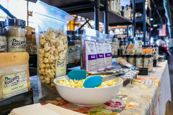 Comment préparer des rouleaux de printemps au poulet avec une sauce cacahuètes maison ?