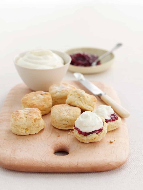 Comment confectionner des scones aux raisins et clotted cream pour un tea time britannique ?